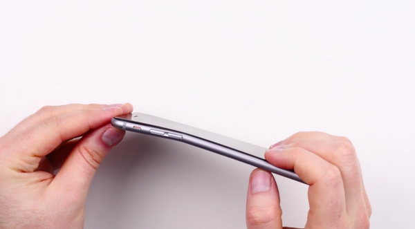 JoseLuisRios_'s tweet photo. Iphone 6 flexible o mala calidad en materiales; se dobla si lo llevas en los bolsillos @galvanochoa http://t.co/bEzZWgccNX
