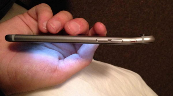 JoseLuisRios_'s tweet photo. Iphone 6 flexible o mala calidad en materiales; se dobla si lo llevas en los bolsillos @galvanochoa http://t.co/bEzZWgccNX