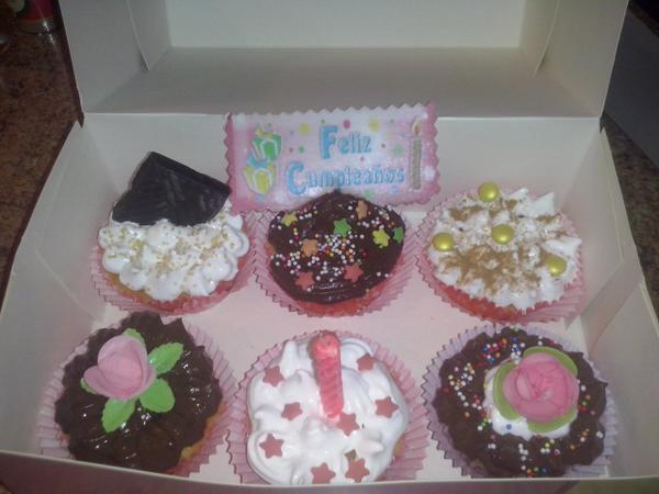 Estefania_231's tweet photo. Mis primeros cupcakes, no estan mal no? @carol20297 http://t.co/3r52GMe5tl