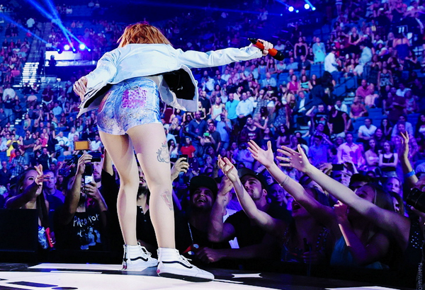 ParamoreESP's tweet photo. Hayley and the crowd during iHeartRadio Music Festival: http://t.co/PLMivvk01W