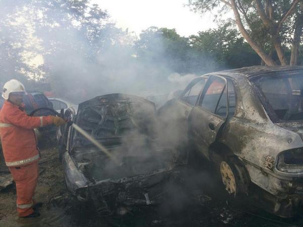 Kebakaran kereta di Giat Mara Kuantan pada 24 September 2014.@bombaJBPM