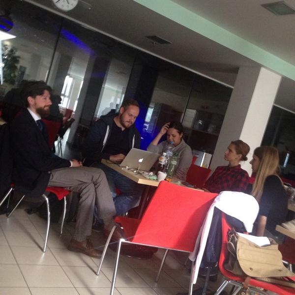 Unreed's tweet photo. Praha zdraví Brno! aneb Socmedia team ČT opět v akci #OVM @CT24zive http://t.co/nCq476CULJ