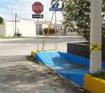 Solyucatan's tweet photo. Obstáculo para discapacitados en la vía pública http://t.co/V4JFaJ0GuR http://t.co/uMTVFybzXz