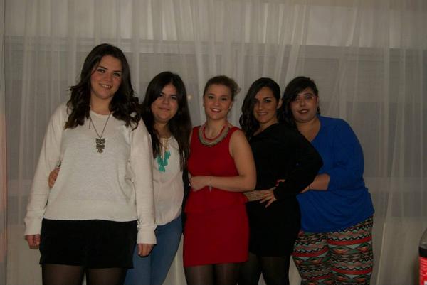 AngePedrazaLuqe's tweet photo. A por otro año más juntas @sandra_um @raquelnunez23 @MilyBancalero @LauraPrincek http://t.co/FkA6UWWRpZ
