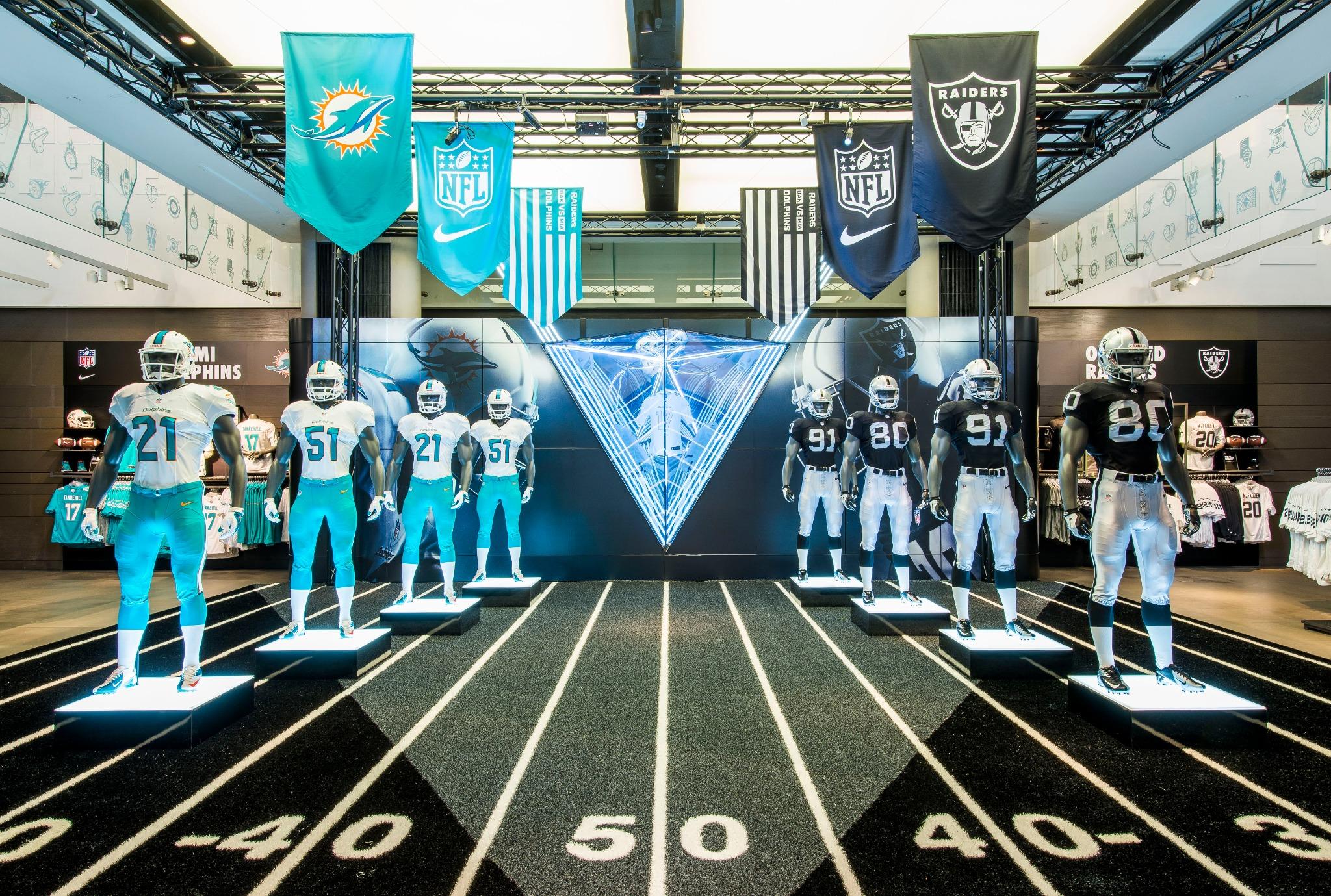 a pesar de Acompañar Diez NFL UK on Twitter: "Nike Town in London with @NikeUK is fully stocked with  NFL jerseys. PHOTOS here - http://t.co/9eFyrr6Exy #NFLUK  http://t.co/AmDqkapCEi" / Twitter