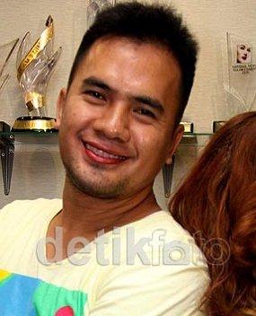 dymszy's tweet photo. @OZRadioJakarta waduh padahal udah make titel haji loh abang ini #TERKAM #CELACELI http://t.co/qGovYQj8jh