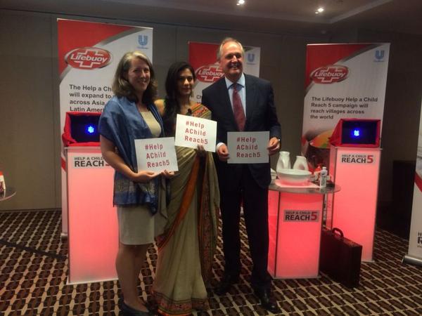 itsKajolD's tweet photo. Taking the pledge with @mamaglobal’s @kgagnaire and @Unilever 's Paul Polman at the #Helpachildreach5 panel event. http://t.co/lr0dyTMTxy
