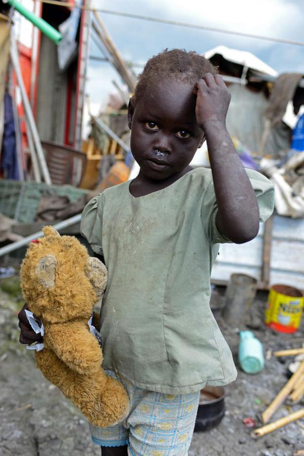 UNICEF_Italia's tweet photo. Immagini di sopravvivenza quotidiana a Malakal (Sud #Sudan) assediata dalla fame e dal fango https://t.co/taiz9PNFsV http://t.co/V7iX9vG3dd
