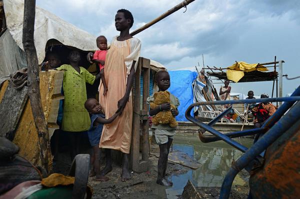 UNICEF_Italia's tweet photo. Immagini di sopravvivenza quotidiana a Malakal (Sud #Sudan) assediata dalla fame e dal fango https://t.co/taiz9PNFsV http://t.co/V7iX9vG3dd