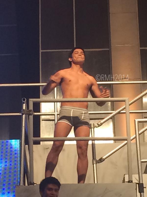 RiMVHER's tweet image. So I really wasn&apos;t expecting his appearance. Pero nice one Chevin! 👏👏👏 😊👍 #CosmoBachelorBash2014 @ChevinKleinC