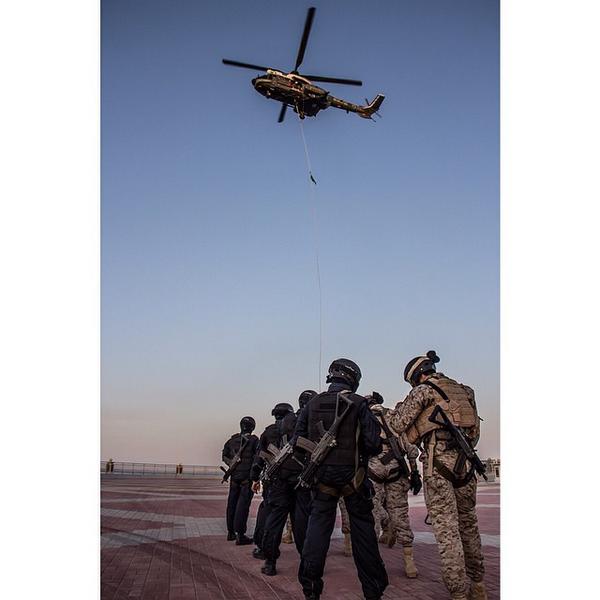 قوات الأمن البحرية الخاصة والضفادع البشرية تستعرض باليوم الوطني السعودي ByUClDeCAAAcI6c