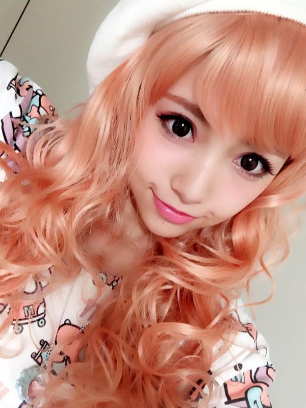O Xrhsths 前川琳菜 りなち Sto Twitter 髪色ピンクにしちゃった 嘘 ウィッグです 笑 なんか明るい髪色 めっちゃ違和感 暗いのと明るいの どっちがいいかなー かなり極端だけどね 笑 ピンク ウィッグ Http T Co 6svchjle7t