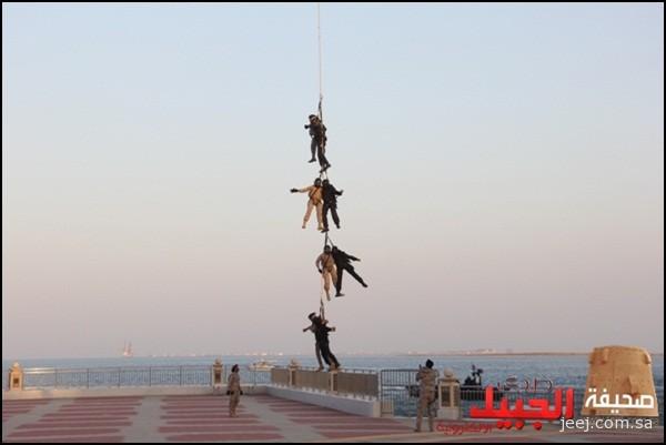 قوات الأمن البحرية الخاصة والضفادع البشرية تستعرض باليوم الوطني السعودي ByUKS_GCQAAP8Ay
