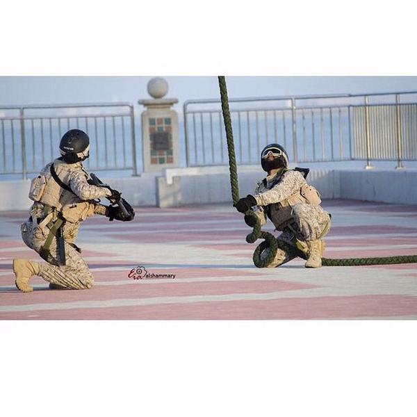 قوات الأمن البحرية الخاصة والضفادع البشرية تستعرض باليوم الوطني السعودي ByUM-lDCUAEeGyH