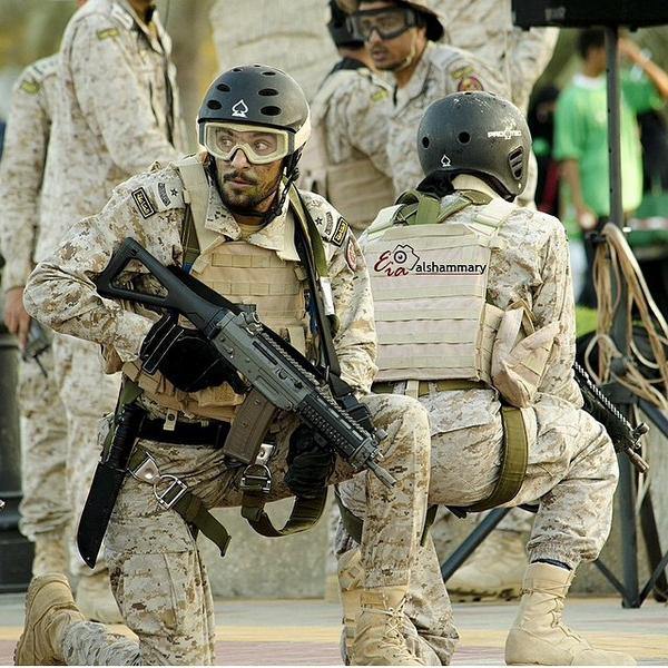 قوات الأمن البحرية الخاصة والضفادع البشرية تستعرض باليوم الوطني السعودي ByUM_hbCYAAAh0A