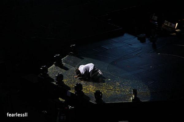 CHANBAEK_FAMILY's tweet photo. เค้าทำอะไรกันกลางเวทีอ่ะแก... 😳

(Cr; *On pic*) //Staff_Ms มองไกลๆ มันก็ชวนคิดเนอะ...
http://t.co/tl7NaSBg00