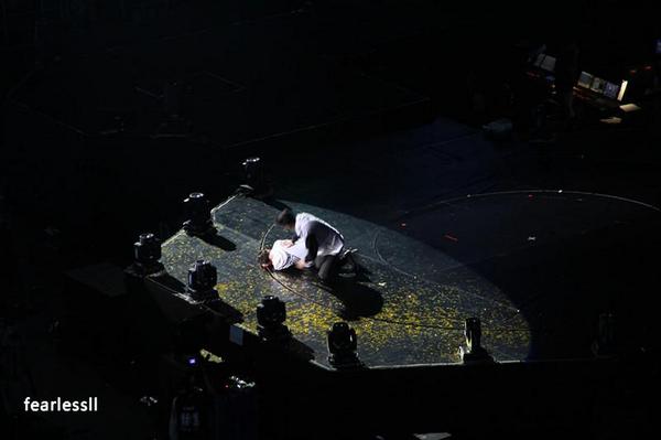 CHANBAEK_FAMILY's tweet photo. เค้าทำอะไรกันกลางเวทีอ่ะแก... 😳

(Cr; *On pic*) //Staff_Ms มองไกลๆ มันก็ชวนคิดเนอะ...
http://t.co/tl7NaSBg00