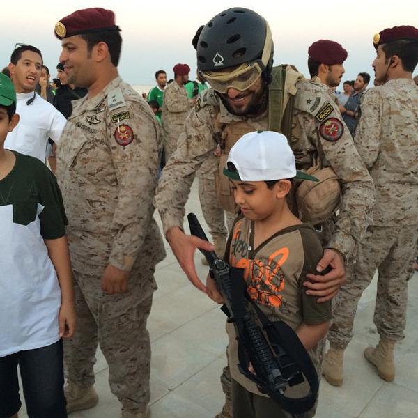 قوات الأمن البحرية الخاصة والضفادع البشرية تستعرض باليوم الوطني السعودي ByUPAvHCYAAAZdk