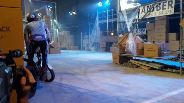 alexdelolmo1's tweet photo. Un ensayo en El Hormiguero a ver que tal salimos esta noche http://t.co/P5kg1QRlh5