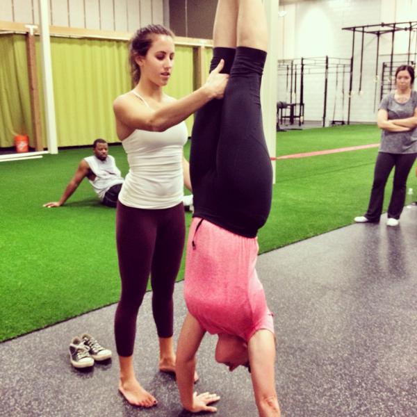 humanvers2's tweet image. Coach Kylie using the "magic hand" technique to help us with our #handstands today at lunch. #balanceday