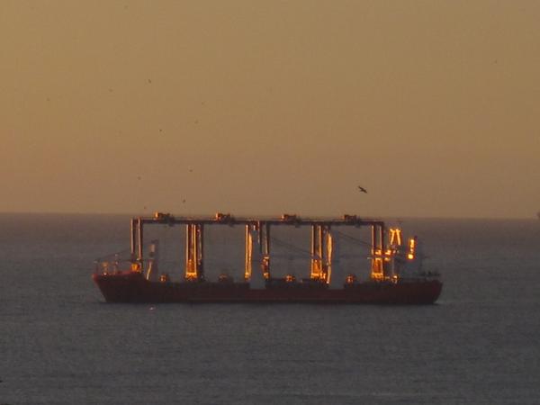 Off_Valpo's tweet photo. #ComparteTuPuerto buque de carga #BBC_Spring (primavera) recaló en #Viña_del_Mar con nuevas grúas de @PortValparaiso http://t.co/6i1C2UExg1