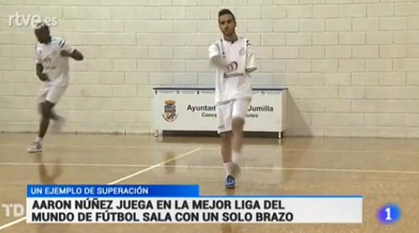 telediario_tve's tweet photo. Aaron Núñez nació sin brazo. No ha sido obstáculo para llegar a la élite del Fútbol Sala http://t.co/bQHqc2dHyk #TD2 http://t.co/SHBB3chP0F