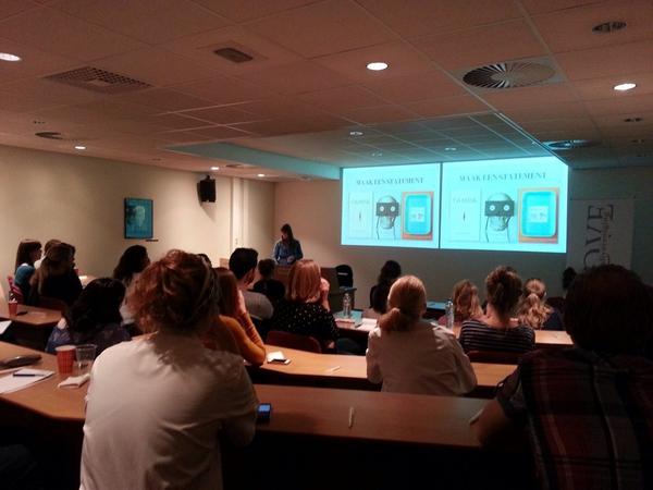@amc_nl Vanmiddag in de collegebanken bij niet iedereen kent Eva... #nietiedereenkenteva #aprovepromovendi