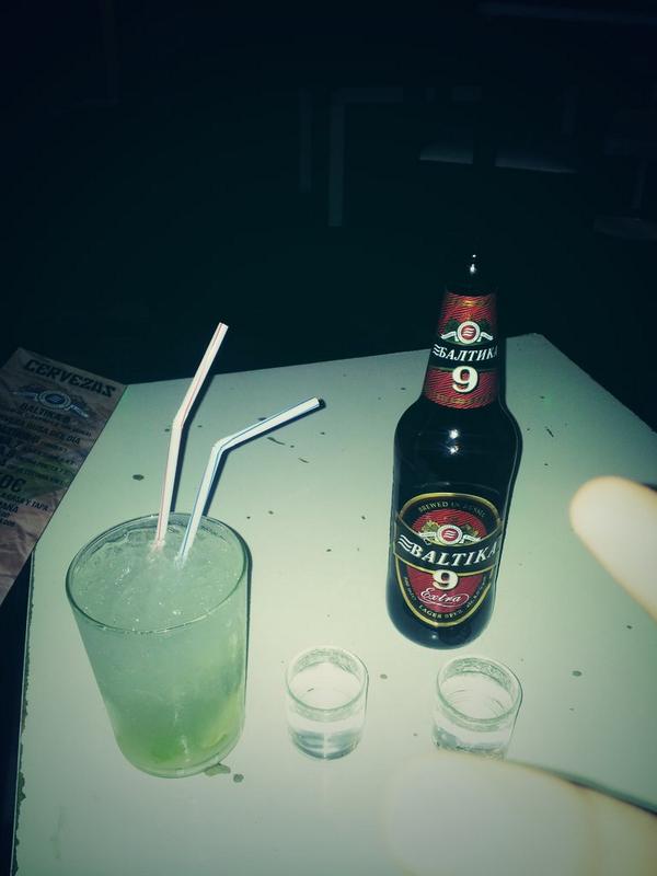 patriiicastro's tweet photo. Tomando algo con @eugeniofuster http://t.co/WozarNVBYf