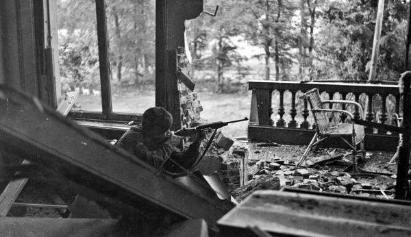 WWIIpix's tweet photo. Final stages of the last fighting British troops in Oosterbeek. German forces just hundreds of meters away. #OMG70 http://t.co/2EjuhFTaQa
