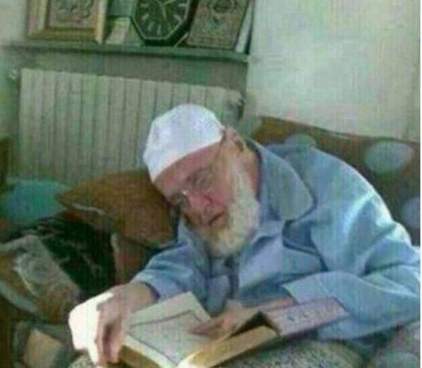 DrAliAlrabieei's tweet photo. رجل كبير في السن
خرجت روحه وهو يقرأ القرآن هكذا كان في الدنيا وهكذا سيبعث من قبره يوم القيامة

من سيقتدي به ؟ http://t.co/EYXKLPkbB7