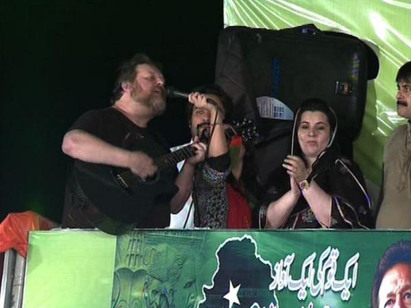 SAMAATV's tweet photo. دل دل پاکستان پرامریکی گلوکار کا ترنم
http://t.co/SjCFo7AS4J #ToddShea #CDRS #SeptemberMaiMarch #PTI #LahoreRally http://t.co/KBuHsJaU1t