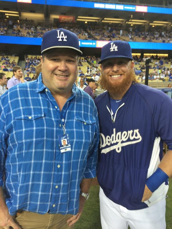 Dodgers's tweet photo. Tonight is the @ModernFam season premiere, but @ericstonestreet knows where to be - with @redturn2 and Dodger Family. http://t.co/cNQOIkM1Ym