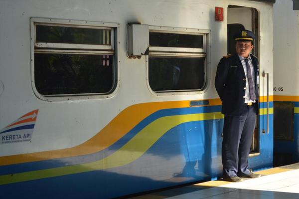 Razid_d's tweet photo. @KAI121 Pak masinis lagi menunggu peserta #TravelingbyTrain#KASaranganEkspres http://t.co/MO822Zt9ib