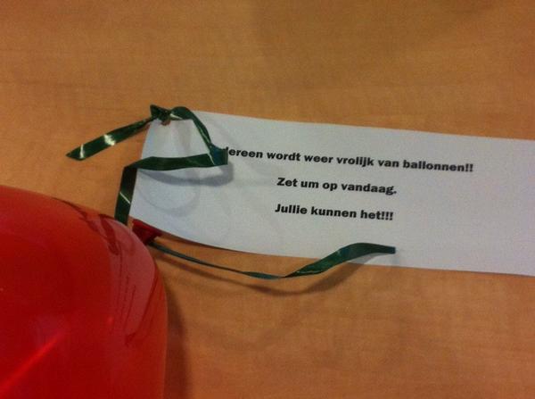 nienkevdhoef's tweet photo. Hart onder riem voor het #scrum team vandaag! Collega heeft de #scrumroom versierd met ballonnen met lieve boodschap! http://t.co/fFrzZZkm4j