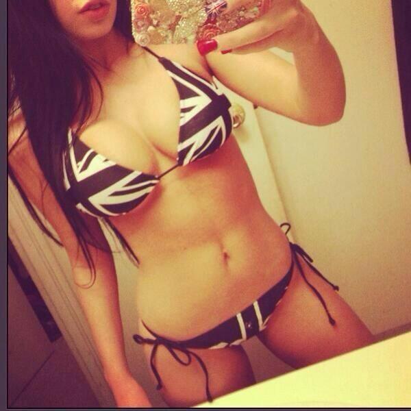 DanielEstre's tweet photo. Probandome ropa que aburrida estoy :( http://t.co/7yR1Bp8Tx9