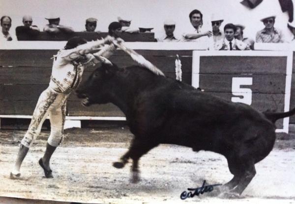 Una foto especial,mi padre toreando,los maestros Paquirri en el burladero y Antoñete en el callejón <a href="/Cayetano_Rivera/">Cayetano</a>