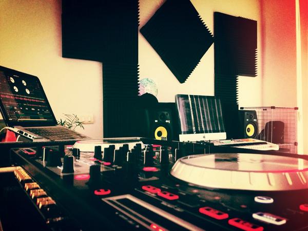 PaulRosseland's tweet photo. My home β€οΈ#EDMFamily #EDMcommunity #TimeToMakeMusic http://t.co/dYmz2q57je