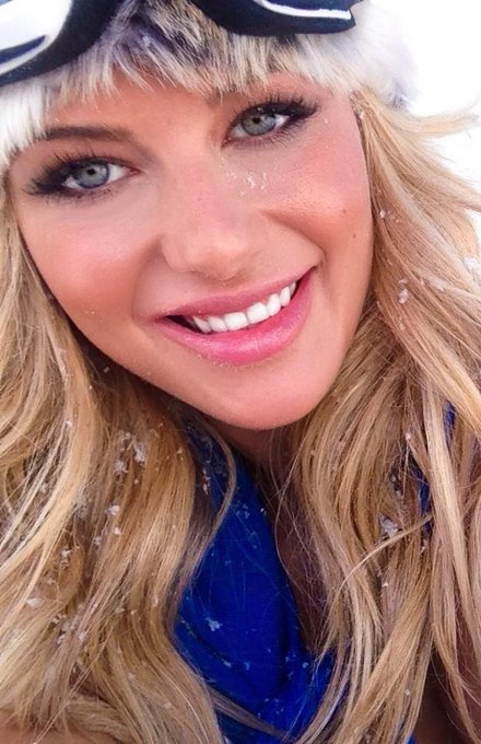 This shoot made me miss home! The Rockies are calling my name!
❄?❄
#ColoradoGirl  ? #IllBeHomeForTheHolidays