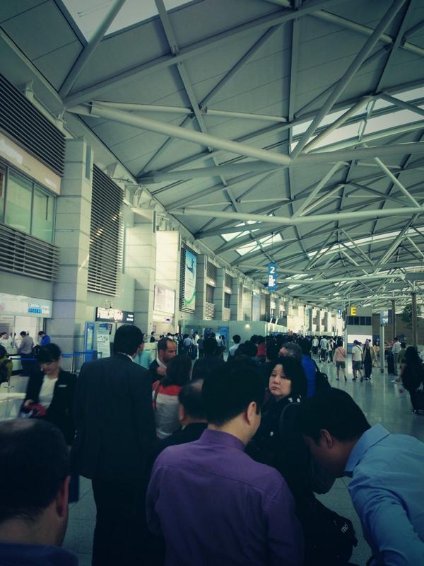tedkim90's tweet photo. 인천공항 출국심사 1시간이상 소요 예상 http://t.co/3X5ariuu46