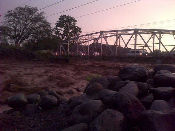 ConredGuatemala's tweet photo. Tome nota: Precaución en el Puente Castillo Armas por desbordamiento del río Samalá y descenso de lahar. http://t.co/xuuqYGCmE9
