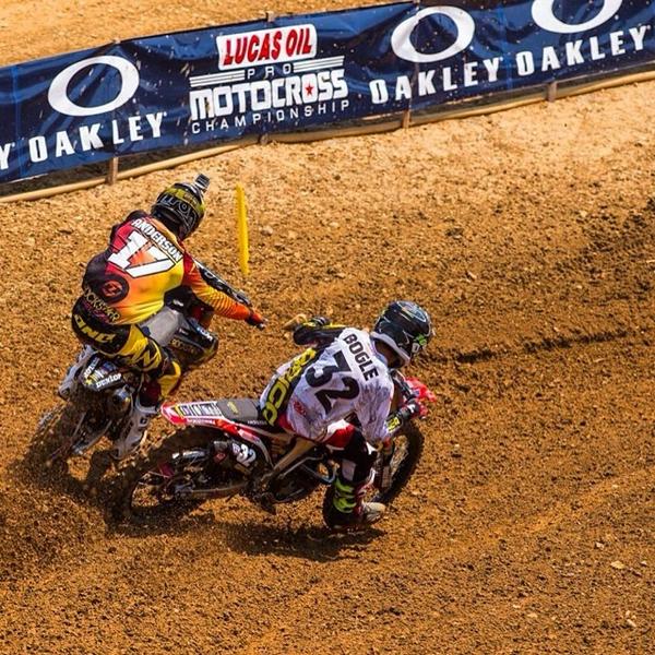 santicrevo's tweet photo. Jason Anderson vs Justin Bogle
#AMAProNationals #250Class #ProMotocross #Battle http://t.co/vb0HTtcu2M