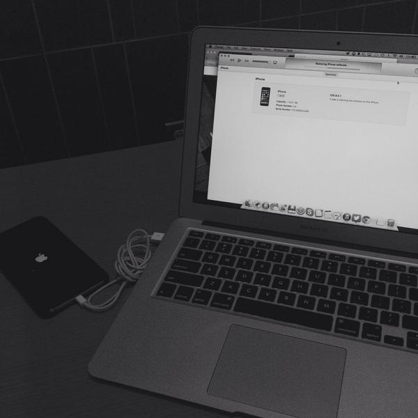 QGroce's tweet image. Waited all day for a fix. Can&apos;t wait any longer... #ThanksApple #iOS801