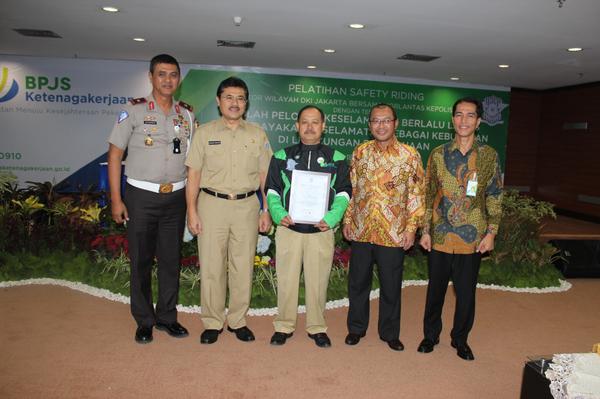 BPJSTKDKI's tweet photo. @BPJSTKinfo Pd tgl 16-18 Sept 2014 lalu, @BPJSTKDKI telah mengadakan pelatihan safety ridding bersama @TMCPoldaMetro http://t.co/6Gm8akH37i