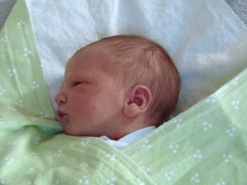 VenzVriska's tweet photo. What tricks are used so that the daddy can make baby Lu asleep http://t.co/IL1QcbqbTw