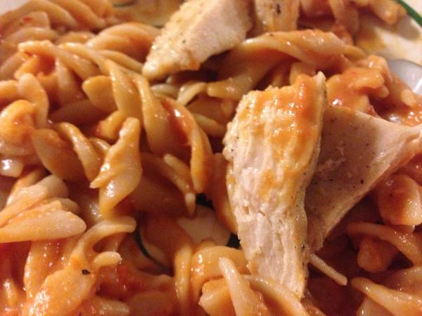 RUD0LPH0's tweet photo. Close up view of my chicken and vodka penne #ChefRu #ZoomZoomZoom #HellaHD http://t.co/Qwu8kEQKK5