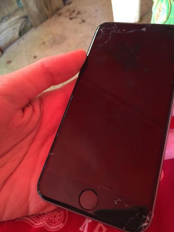 notandrewloll's tweet image. Anyone know how to repair iPhone 6? #fml #really? #itrl?