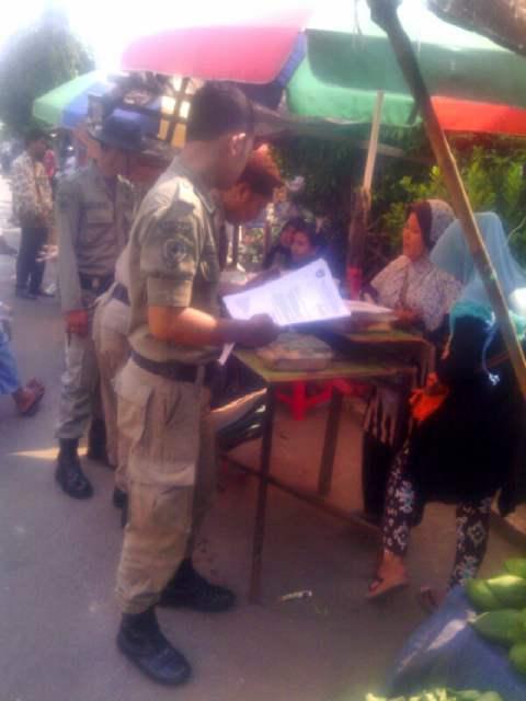 satpolppdepok1's tweet photo. Pemberian surat teguran dipasar musi http://t.co/N9cnwGHmNj
