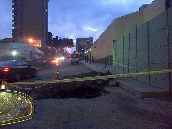 automotrizlmd's tweet photo. Minusculo huequito en la redoma de la matica @trafficMIRANDA http://t.co/sx3x3ipW0q