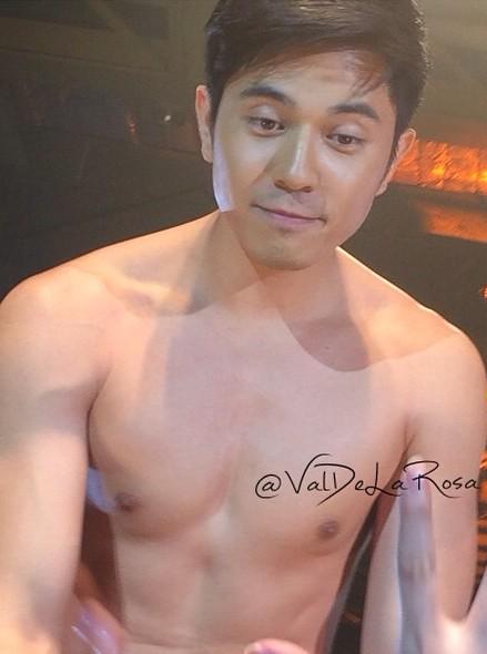 Paunatics's tweet image. Our CEO last night! #COSMO69 #CosmoBachelorBash2014 #cosmobachelorbash #PauloAvelino 
Cto: @VAL8thOfMarch