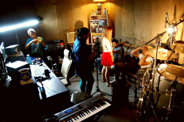 BrianSacro's tweet photo. Last Monday's Session with Joe at Kalye Musika Recording Studio. http://t.co/bzNikatLQS